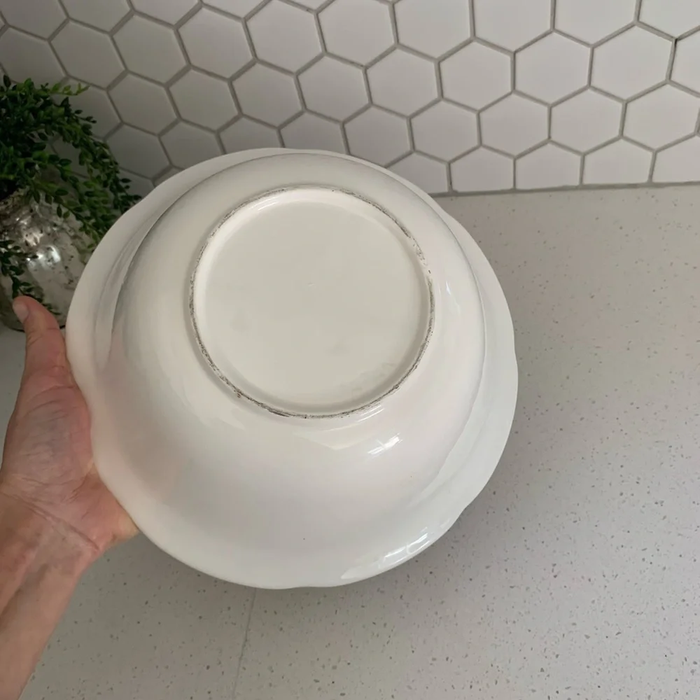 Salad fruit‎ bowl made in Japan white trimmed